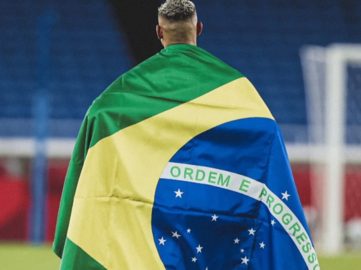 Richarlison faz apelo por voto no segundo turno e diz: 'Nunca me esqueci de onde eu vim'