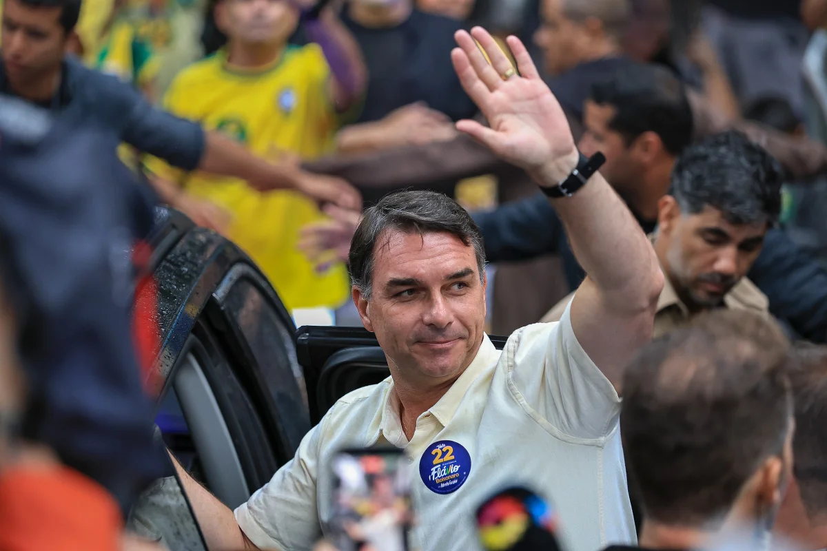2 turno - Flávio Bolsonaro, candidato à presidência pelo Partido Liberal, vota em uma escola no bairro de Vila Isabel, na zona norte do Rio, durante o dia de eleições gerais em 25 de outubro de 2026, no Rio de Janeiro, Brasil