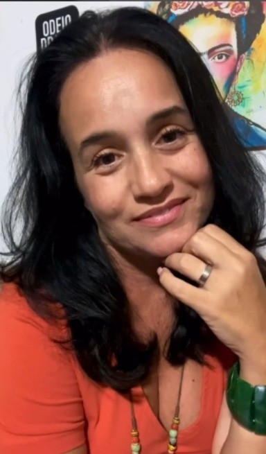 A atriz Isabelle Marques dá vida à personagem Briti em "Tô de graça", do Multishow — Foto: Reprodução Instagram