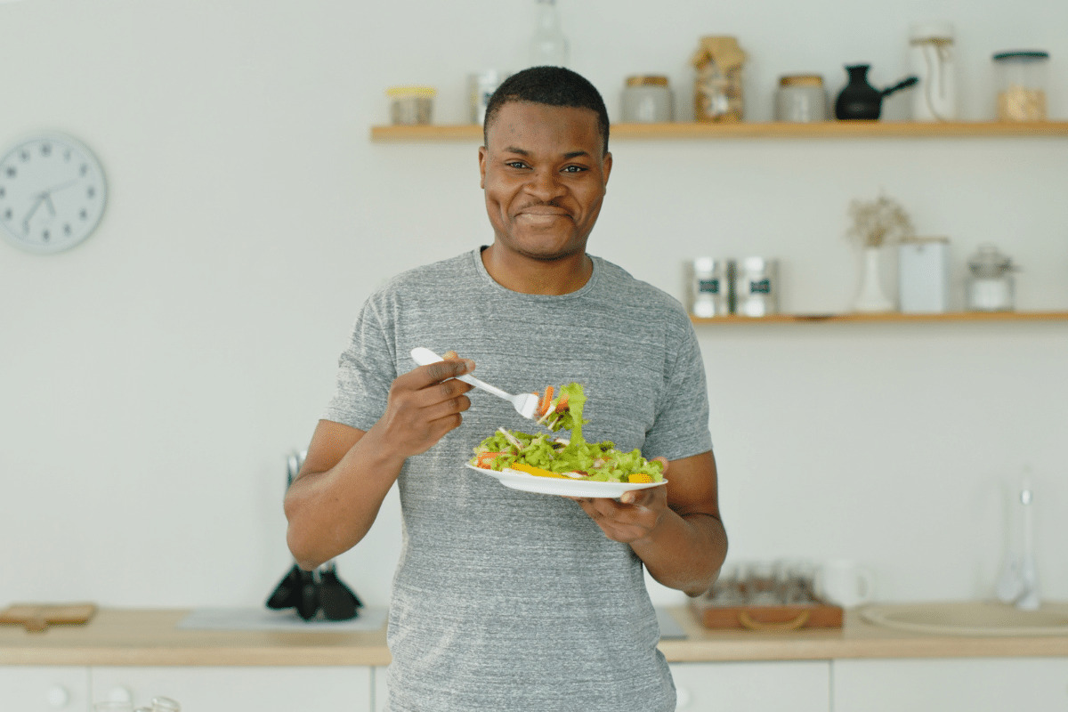 Treinar à noite exige mudanças na alimentação? Saiba como equilibrar refeições e sono