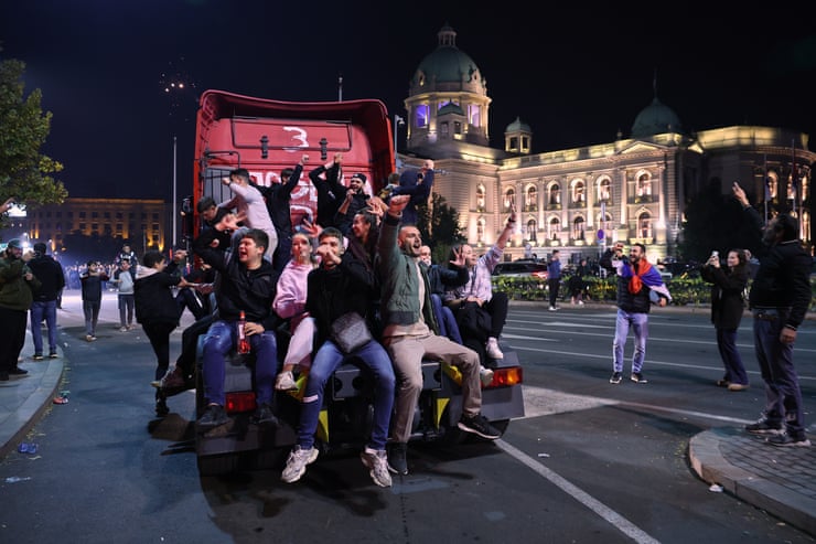 Brindis, fogos de artifício e bandeiras após Vučić admitir a derrota nas eleições sérvias – em fotos