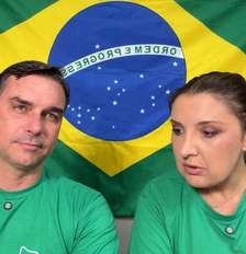 Flávio Bolsonaro e Daniella Marques Foto: @flaviobolsonaro via Youtube/Reprodução / Estadão