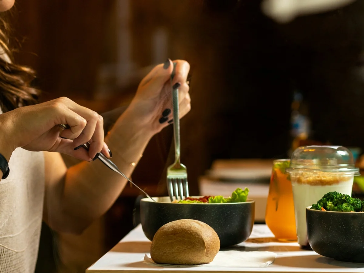 Saiba como a alimentação atua na prevenção de um AVC, segundo nutri