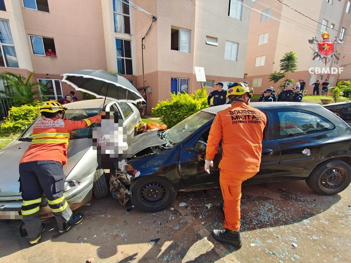 Homem fica prensado entre dois carros e fratura perna em acidente no DF