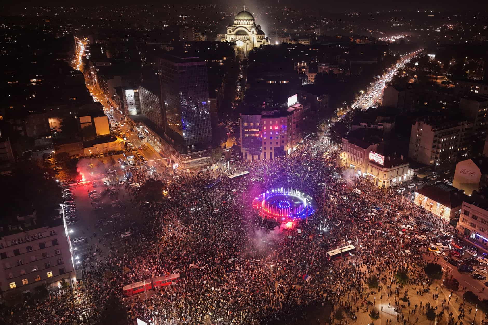 Brindis, fogos de artifício e bandeiras após Vučić admitir a derrota nas eleições sérvias – em fotos