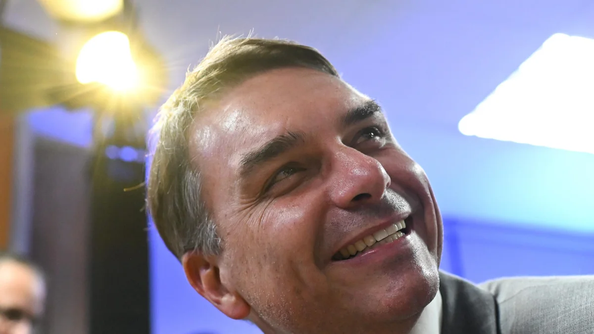 Na véspera da eleição, Flávio Bolsonaro faz live com artistas sertanejos
