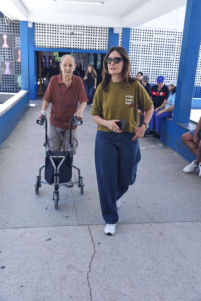 Leandra Leal, Alinne Moraes e mais famosos vão às urnas para votar; veja fotos