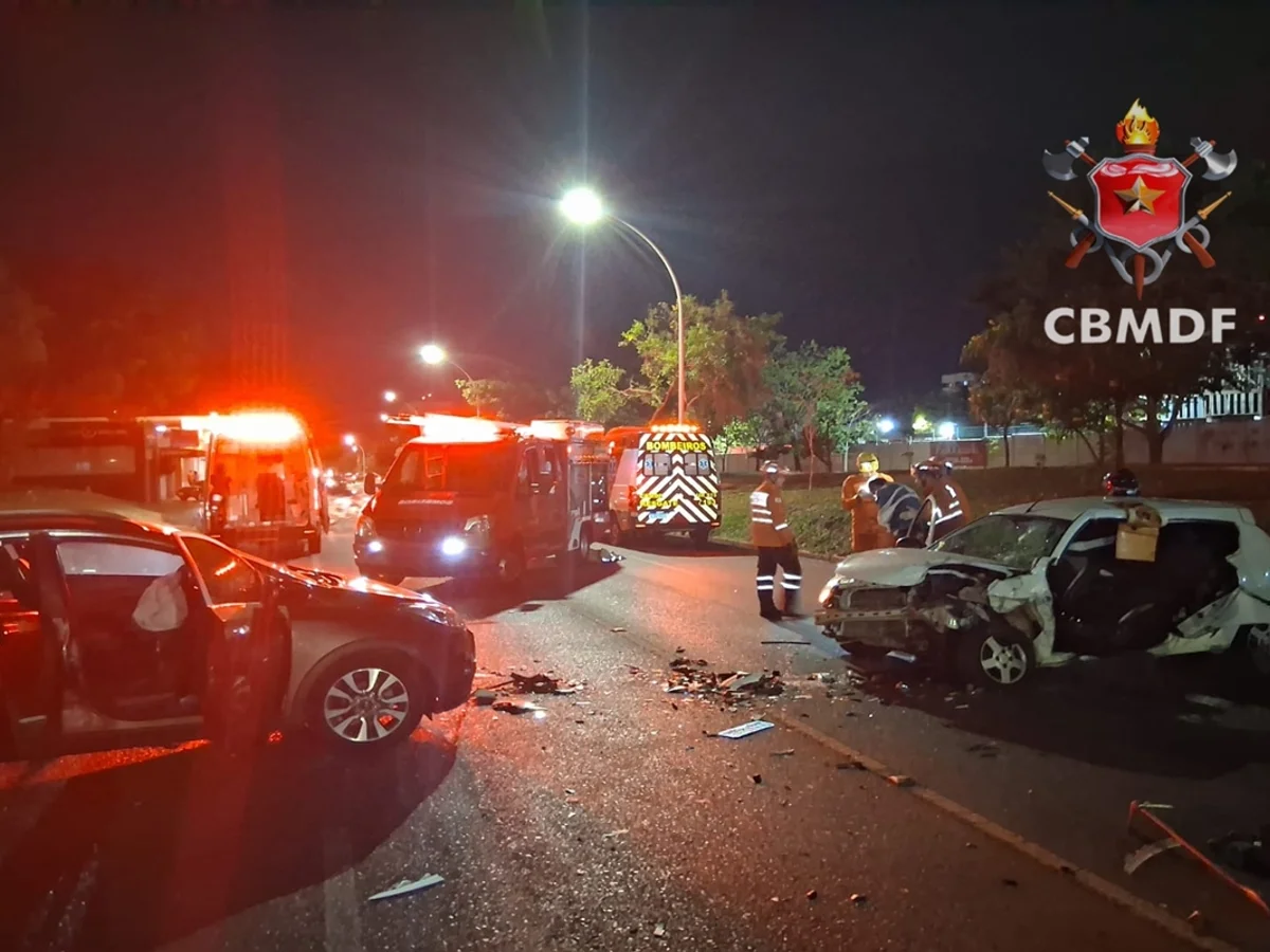 Acidente entre dois carros na Asa Norte deixa quatro pessoas feridas